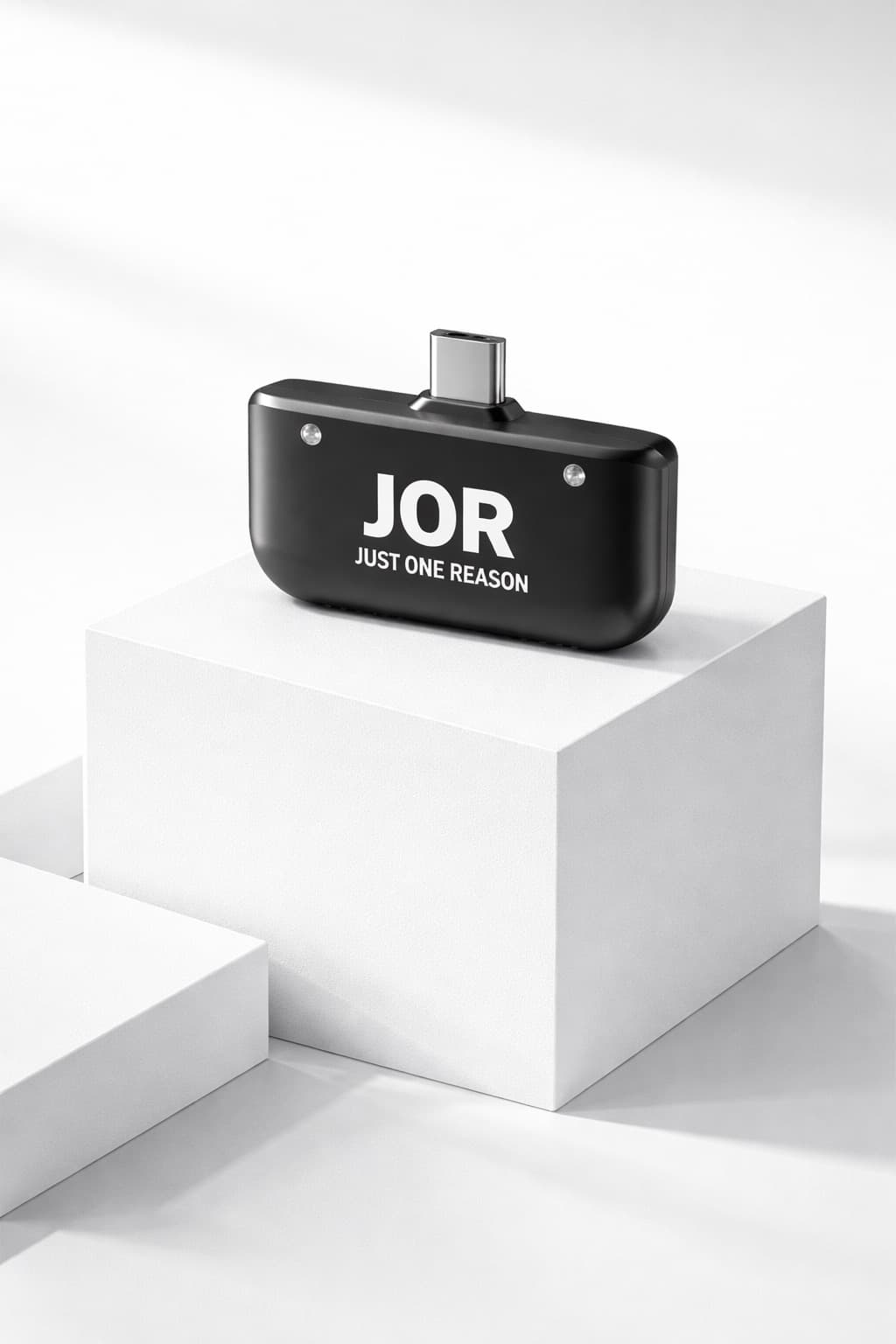 JOR posé sur cube blanc, rendu studio premium